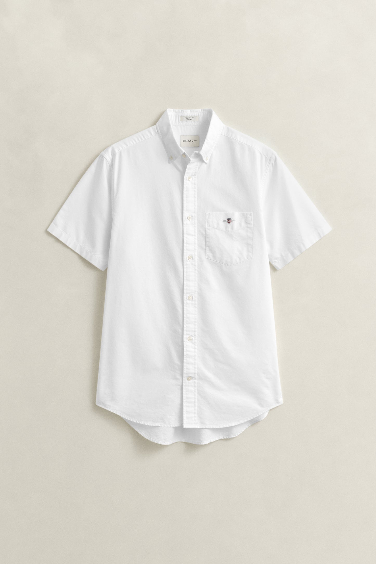 WHITE, REG CLASSIC OXFORD SS SHIRT, FLAT-LAY BY GANT AU.