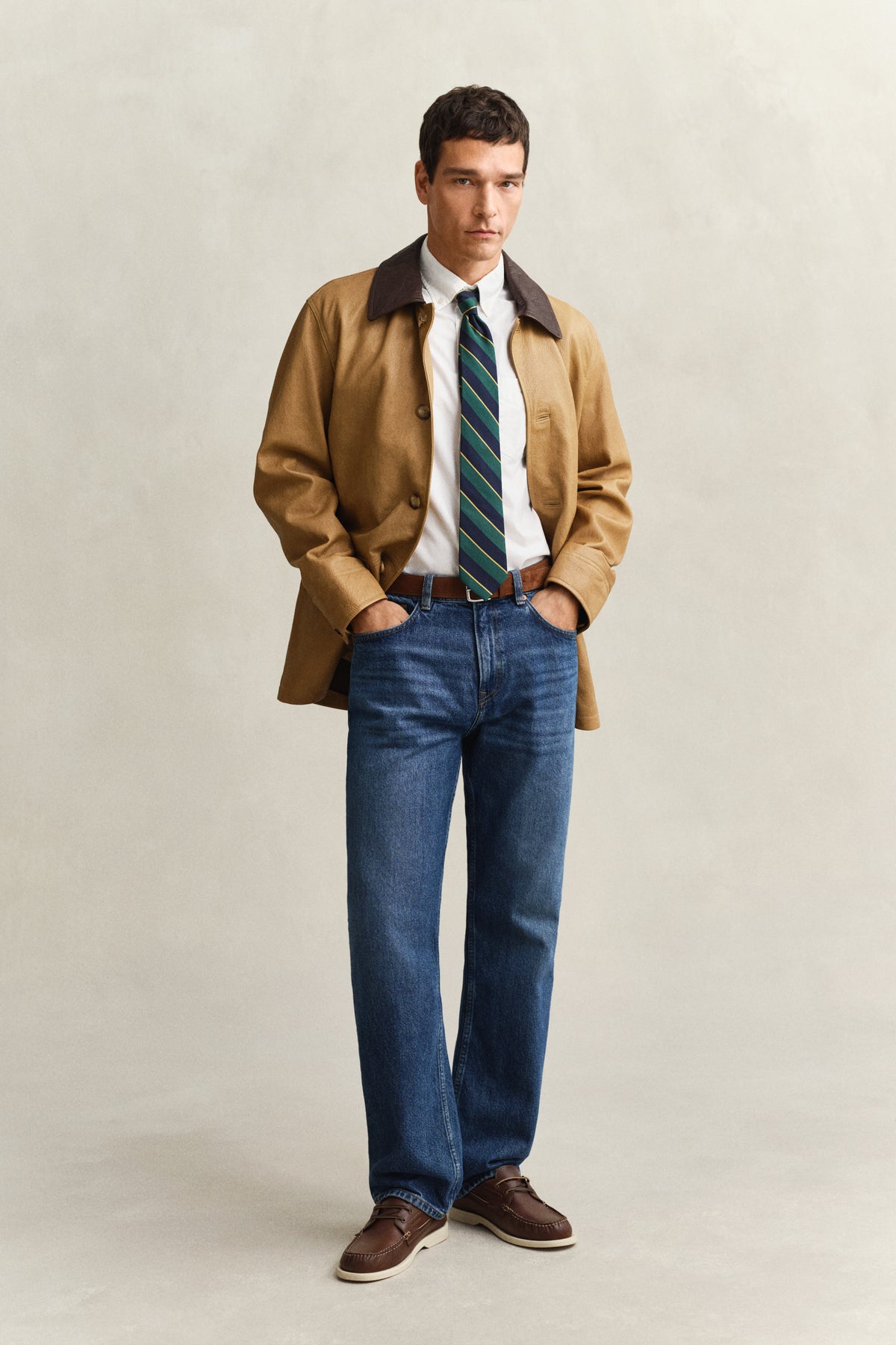 WHITE, REG CLASSIC OXFORD SS SHIRT BY GANT AU.