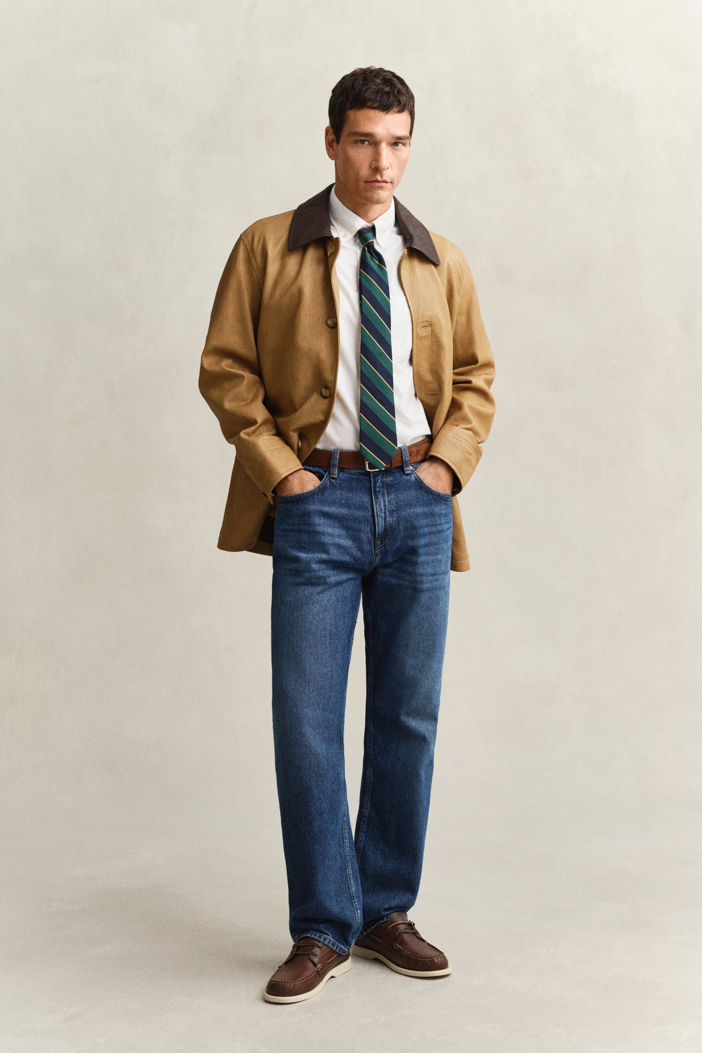 WHITE, REG CLASSIC OXFORD SS SHIRT BY GANT AU.