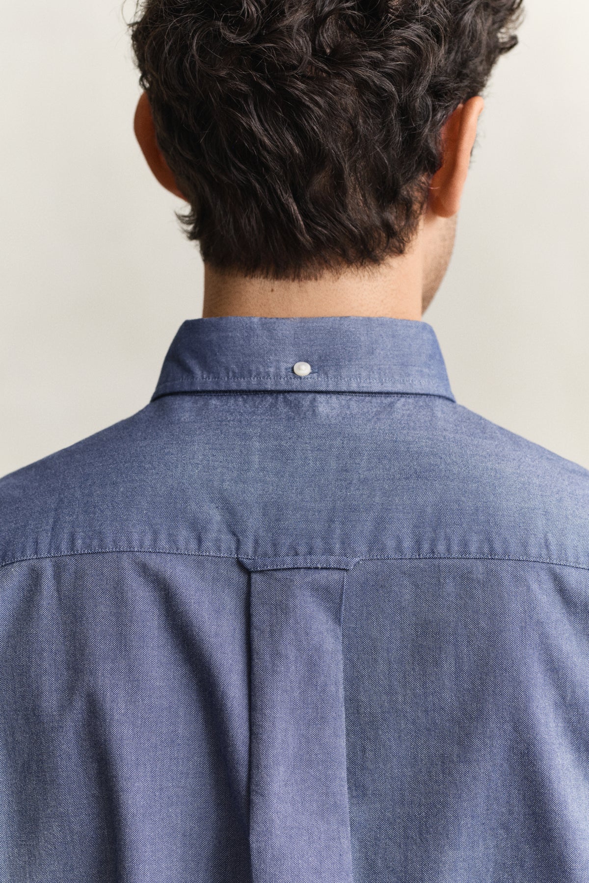 MODEL WEARING REG CLASSIC OXFORD SS SHIRT