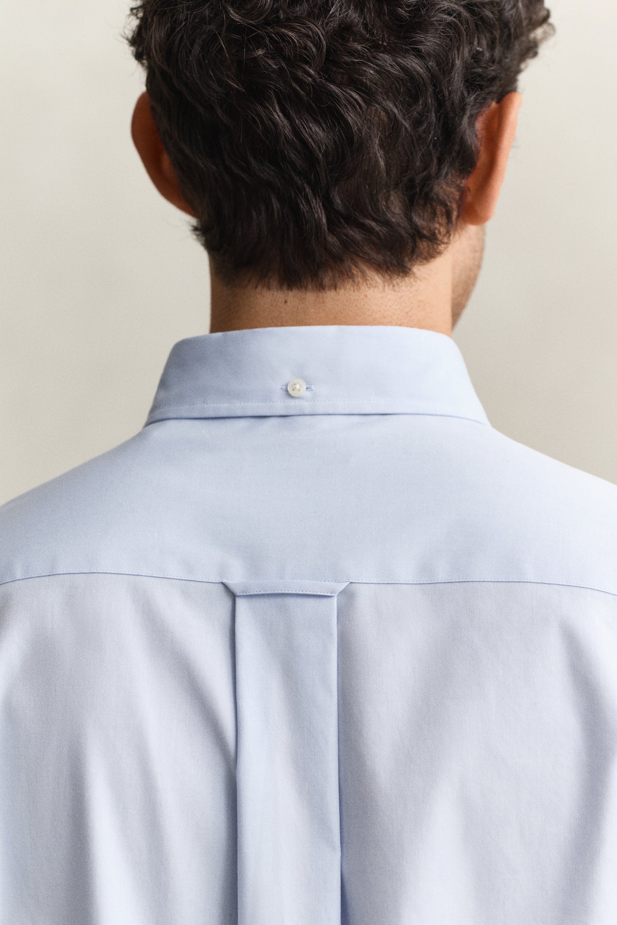LIGHT BLUE, REG PINPOINT OXFORD SHIRT, CLOSE-UP BY GANT AU.