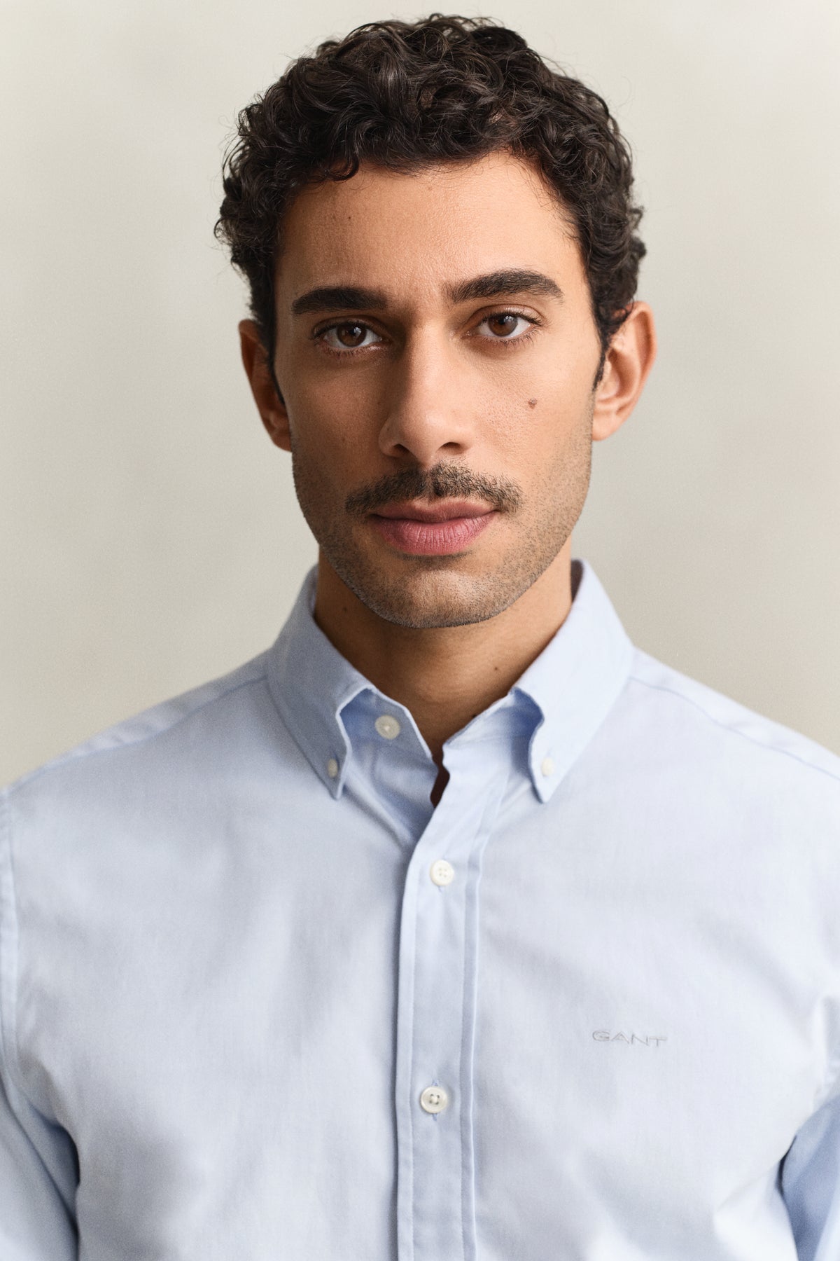MODEL WEARING REG PINPOINT OXFORD SHIRT