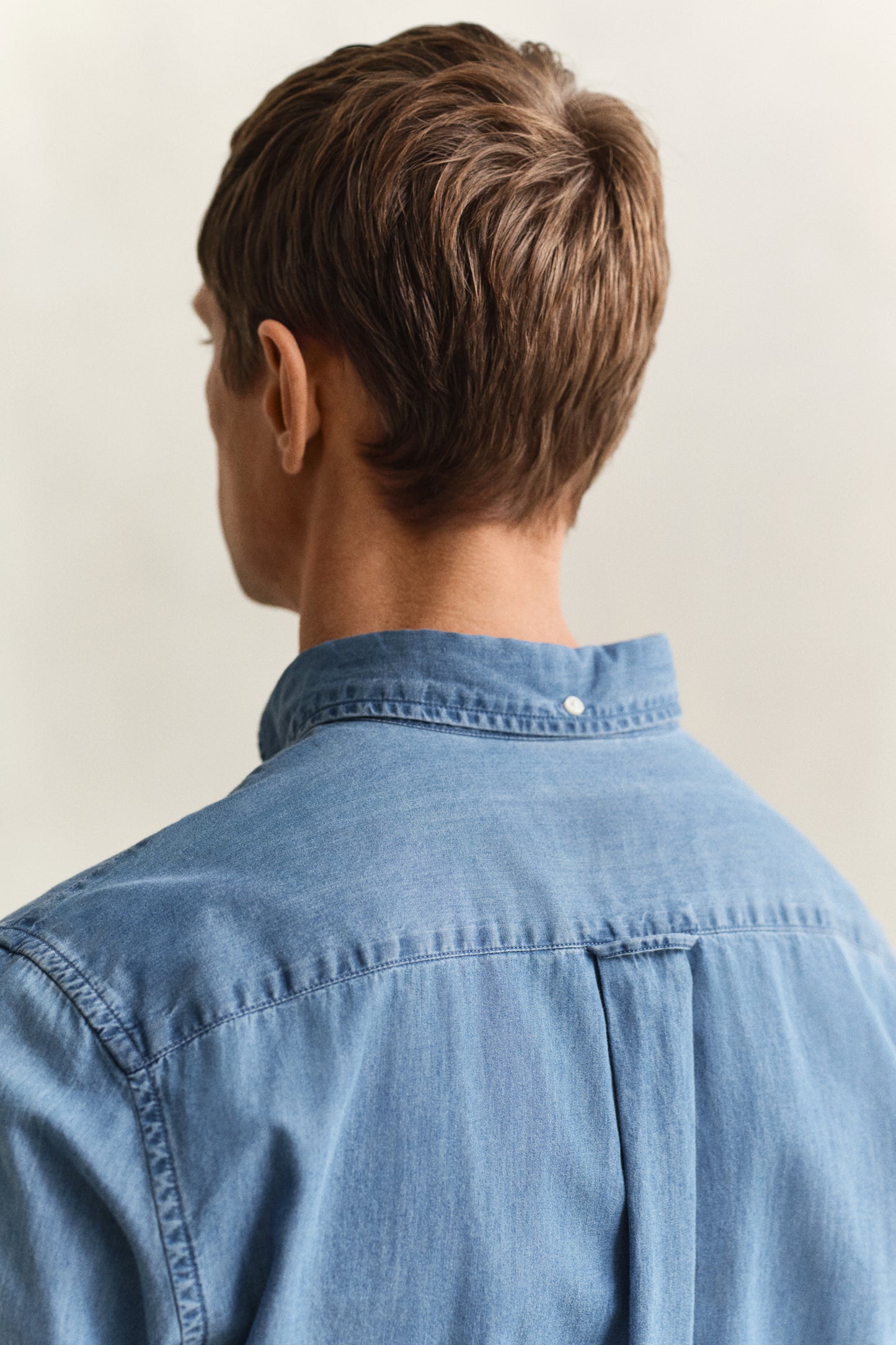 SEMI LIGHT BLUE, REG INDIGO BD, CLOSE-UP BY GANT AU.