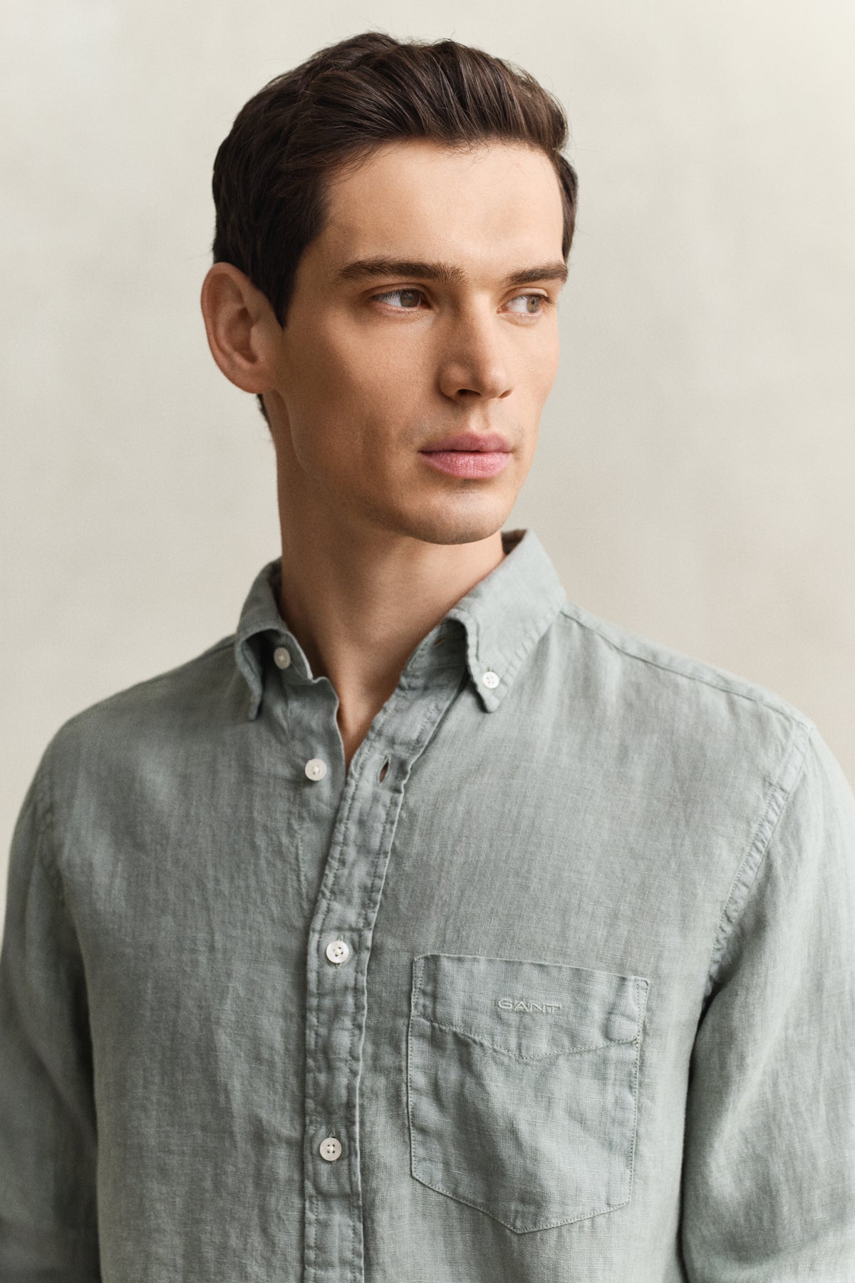 MODEL WEARING REG GMNT DYED LINEN SHIRT