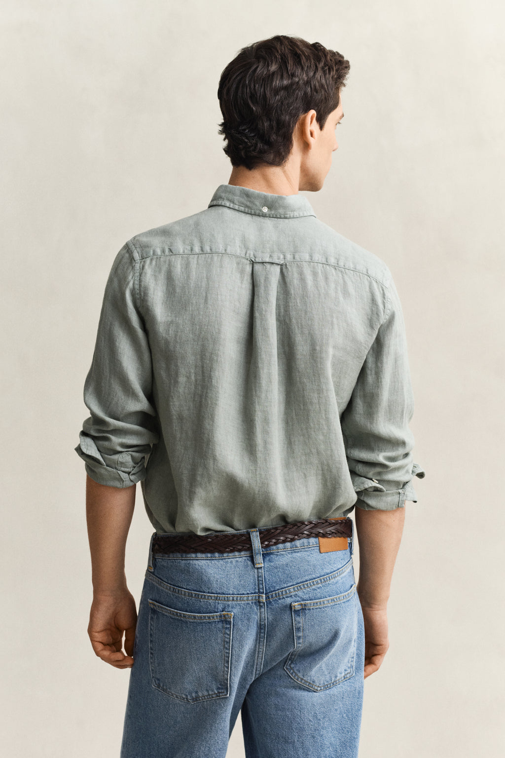 CERAMIC GREY, REG GMNT DYED LINEN SHIRT, BACK-VIEW BY GANT AU.