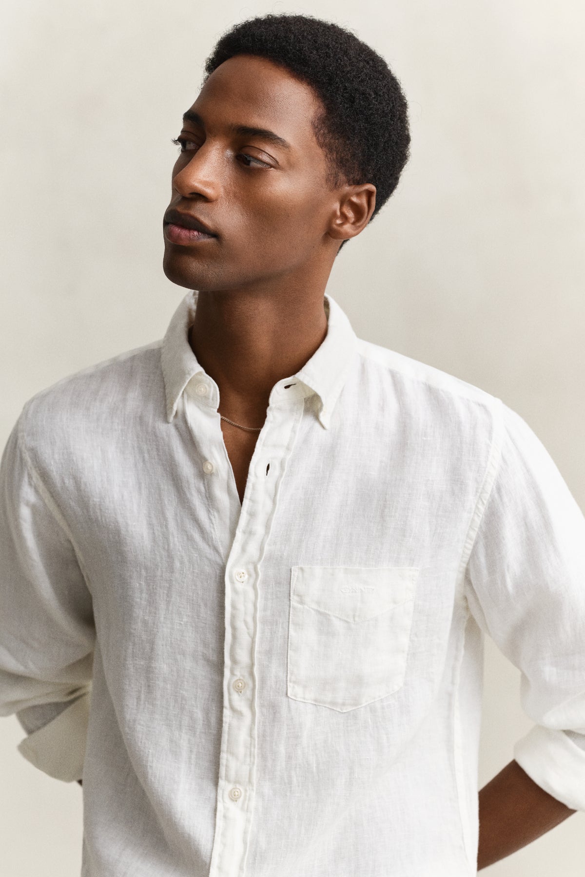MODEL WEARING REG GMNT DYED LINEN SHIRT