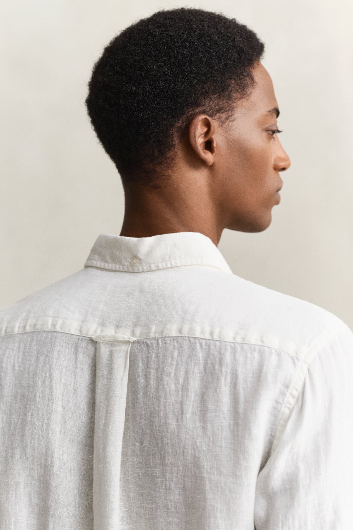 WHITE, REG GMNT DYED LINEN SHIRT, CLOSE-UP BY GANT AU.