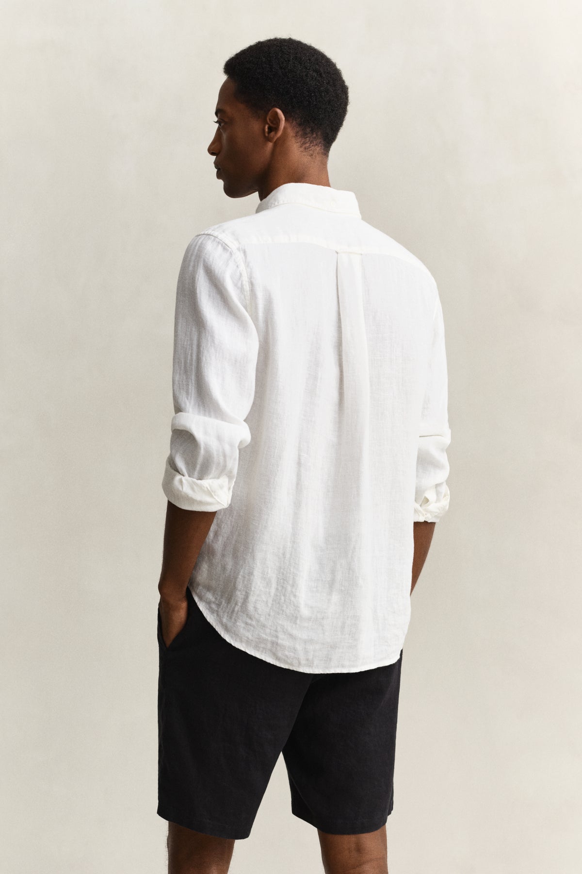 WHITE, REG GMNT DYED LINEN SHIRT, BACK-VIEW BY GANT AU.