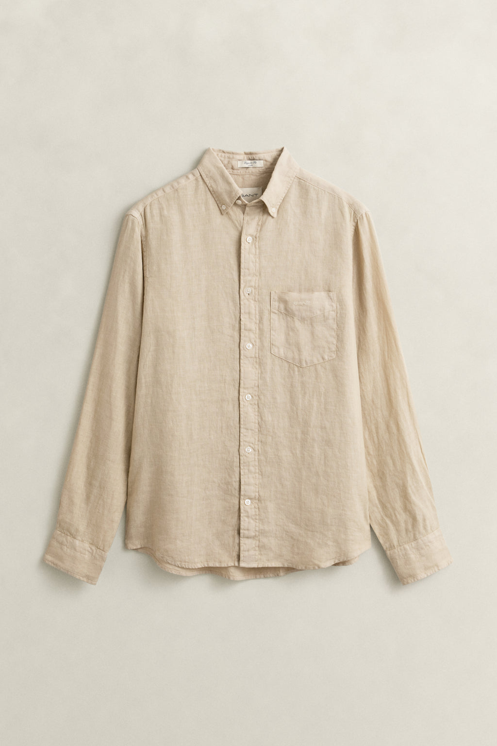 OAT BEIGE, REG GMNT DYED LINEN SHIRT, FLAT-LAY BY GANT AU.