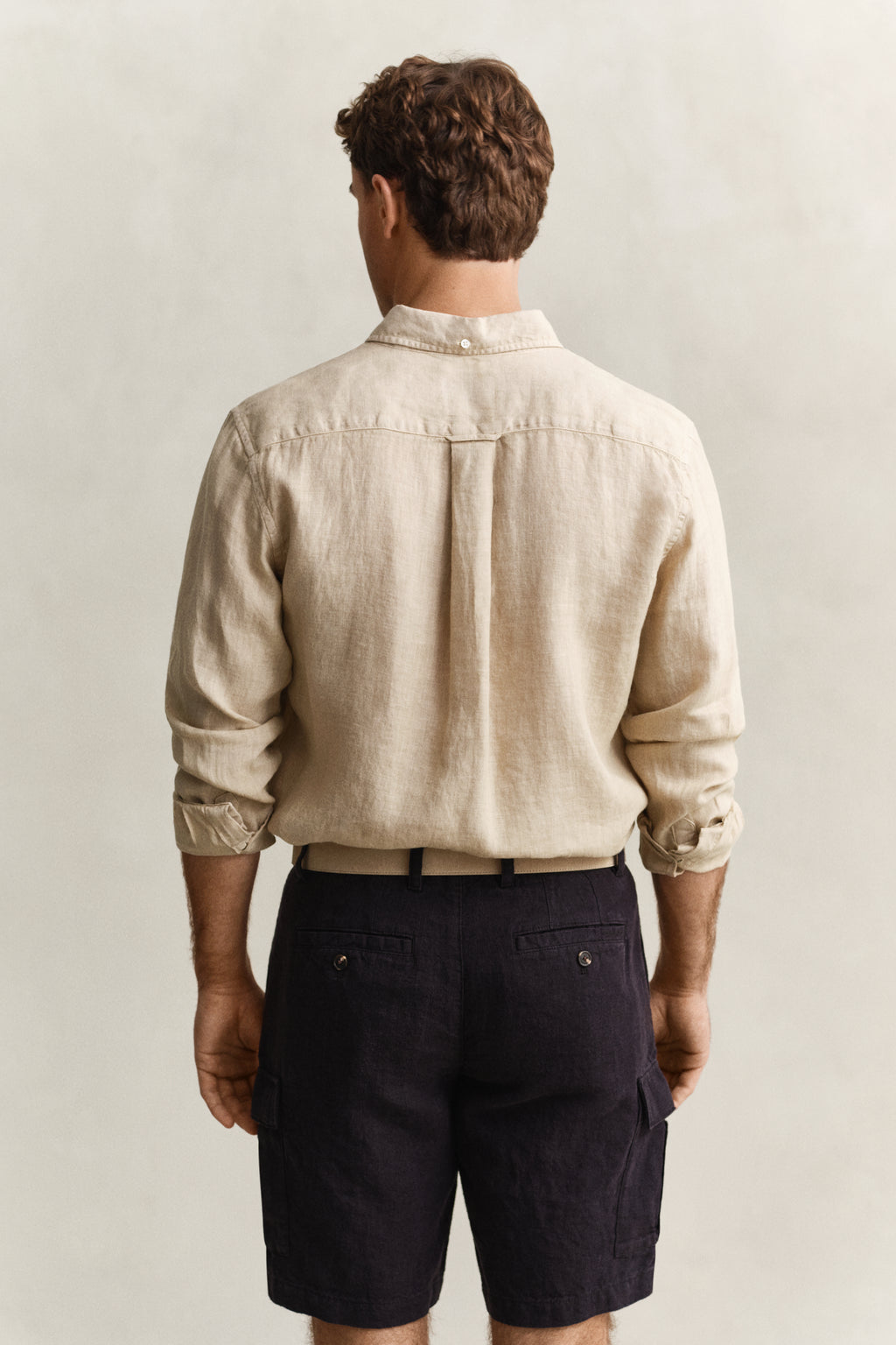OAT BEIGE, REG GMNT DYED LINEN SHIRT, BACK-VIEW BY GANT AU.