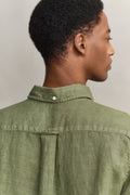 DRY HERB GREEN, REG GMNT DYED LINEN SHIRT, CLOSE-UP BY GANT AU.