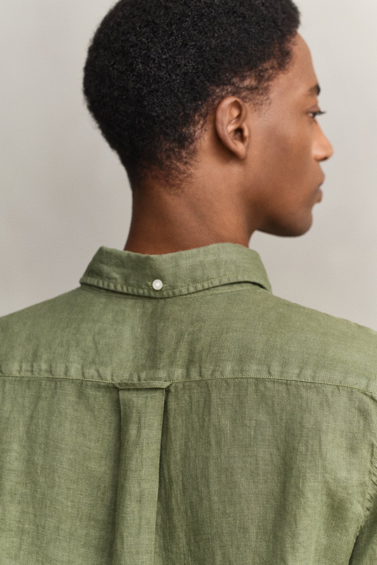 DRY HERB GREEN, REG GMNT DYED LINEN SHIRT, CLOSE-UP BY GANT AU.