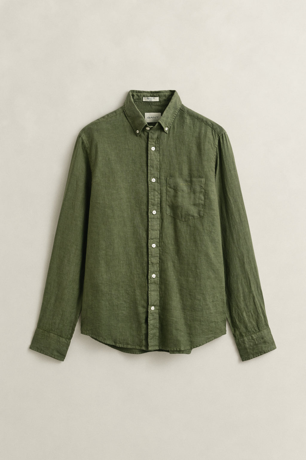 DRY HERB GREEN, REG GMNT DYED LINEN SHIRT, FLAT-LAY BY GANT AU.