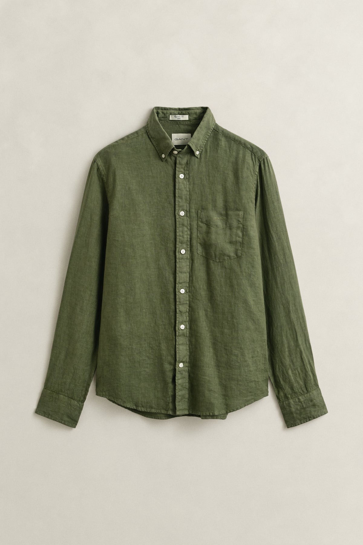 DRY HERB GREEN, REG GMNT DYED LINEN SHIRT, FLAT-LAY BY GANT AU.