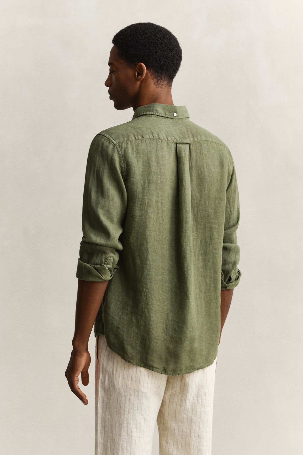 DRY HERB GREEN, REG GMNT DYED LINEN SHIRT, BACK-VIEW BY GANT AU.