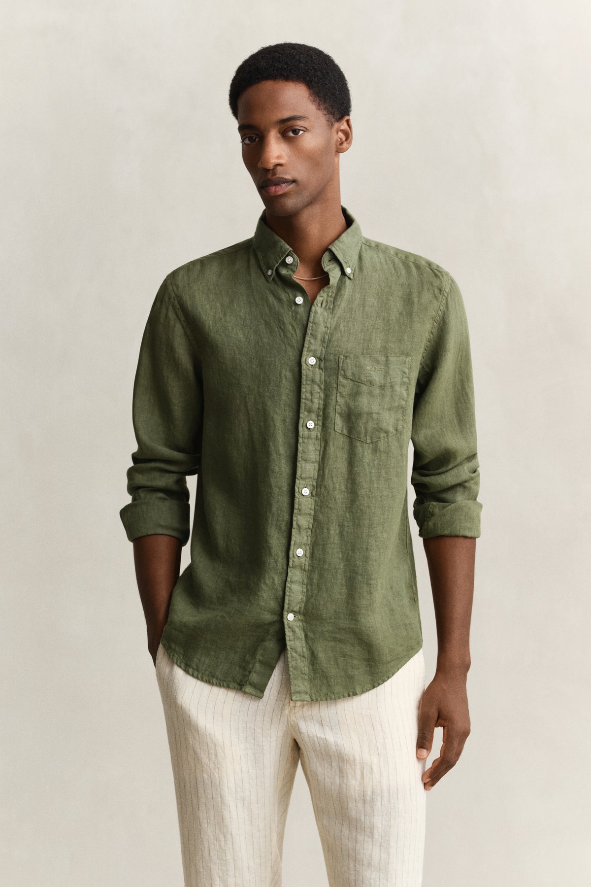DRY HERB GREEN, REG GMNT DYED LINEN SHIRT, FRONT-VIEW BY GANT AU.
