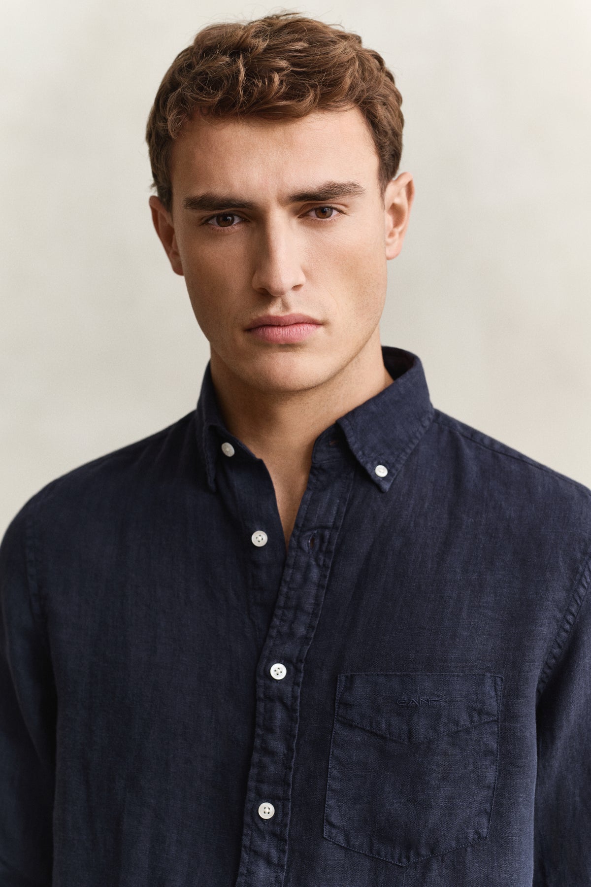 EVENING BLUE, REG GMNT DYED LINEN SHIRT, CLOSE-UP BY GANT AU.