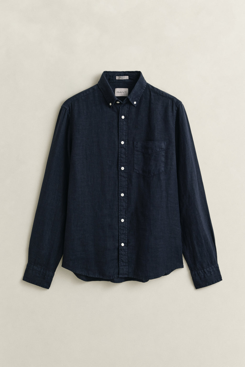 EVENING BLUE, REG GMNT DYED LINEN SHIRT, FLAT-LAY BY GANT AU.