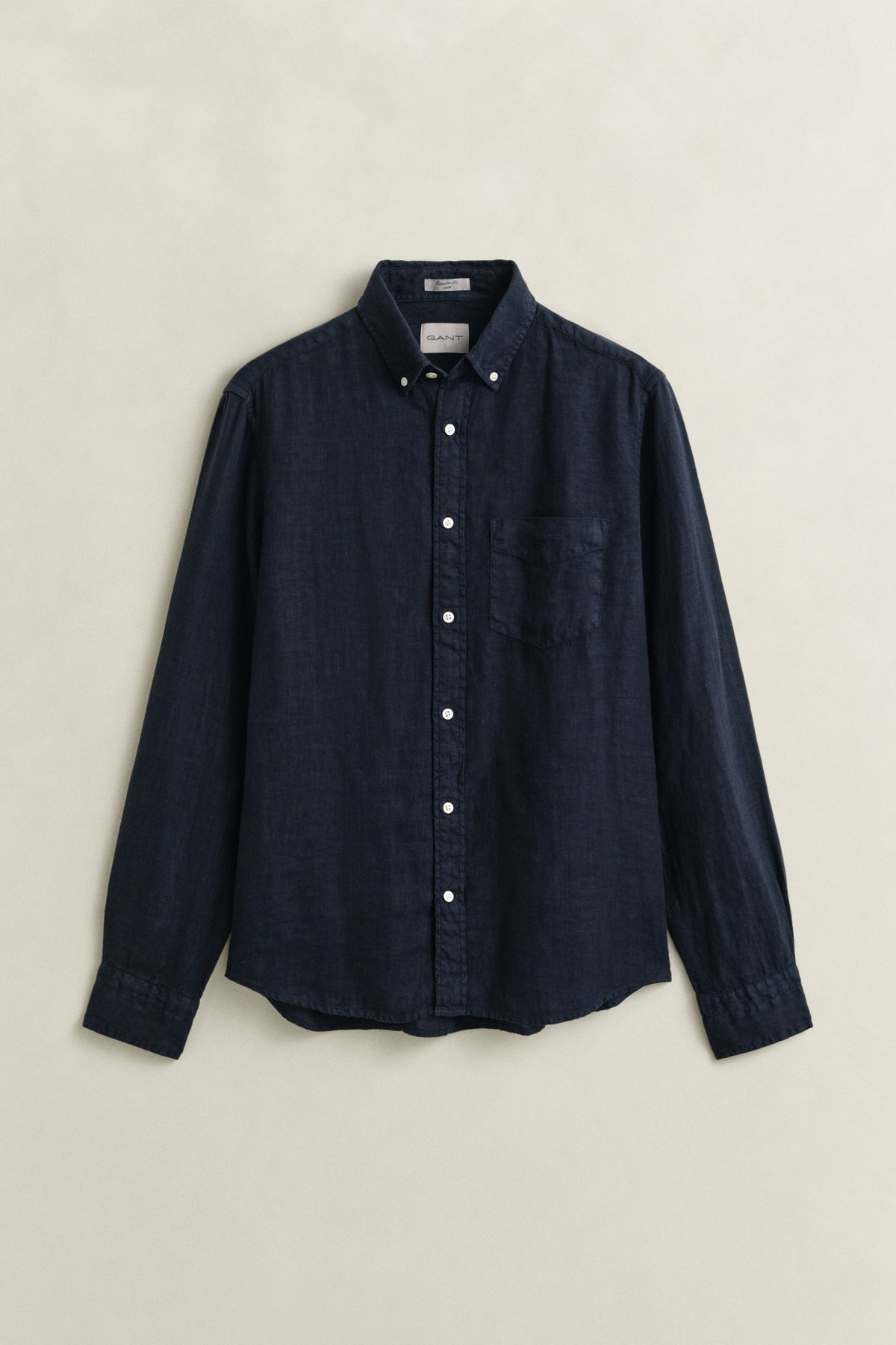 EVENING BLUE, REG GMNT DYED LINEN SHIRT, FLAT-LAY BY GANT AU.