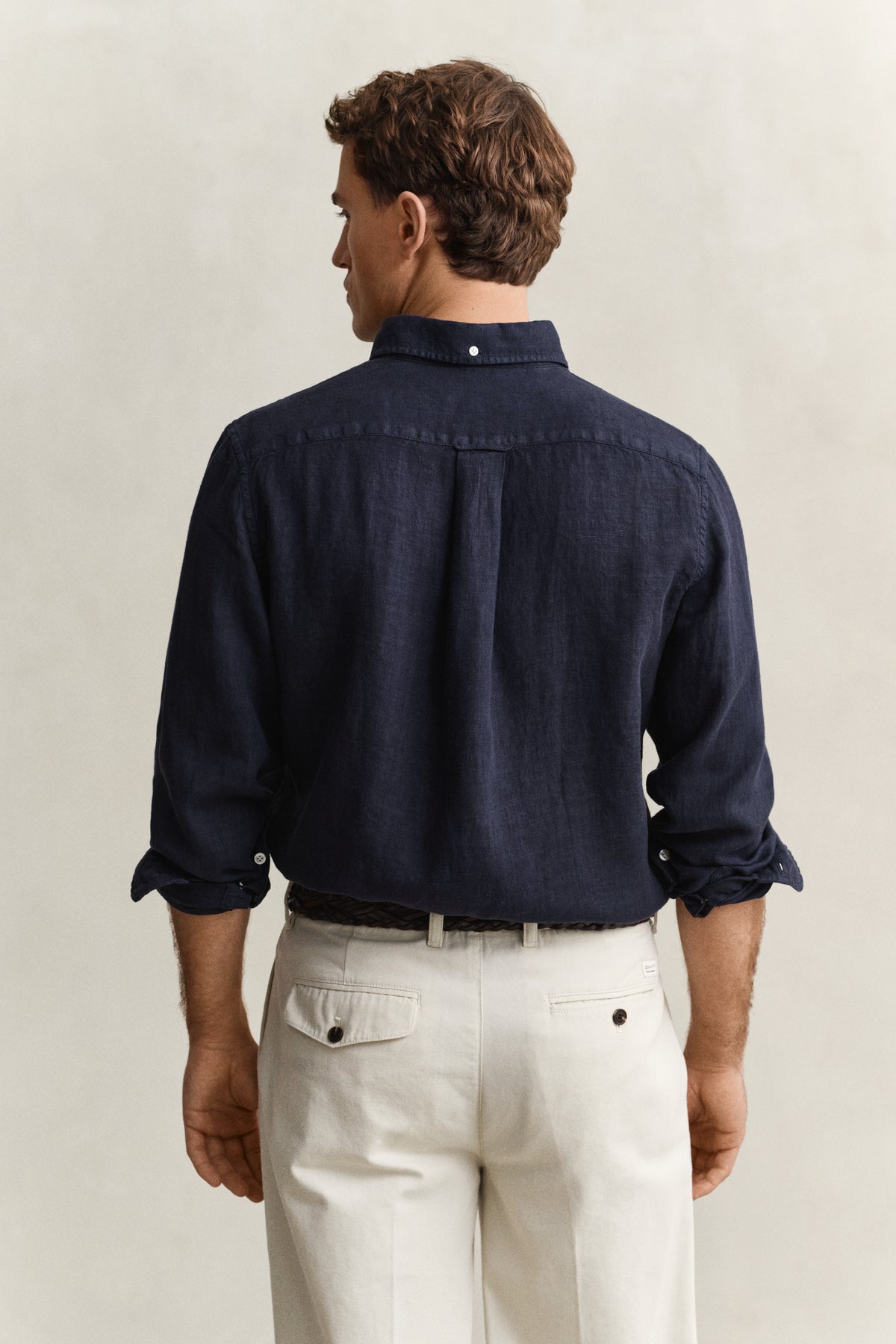 EVENING BLUE, REG GMNT DYED LINEN SHIRT, BACK-VIEW BY GANT AU.