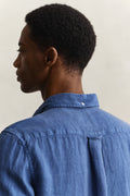 VINTAGE BLUE, REG GMNT DYED LINEN SHIRT, CLOSE-UP BY GANT AU.
