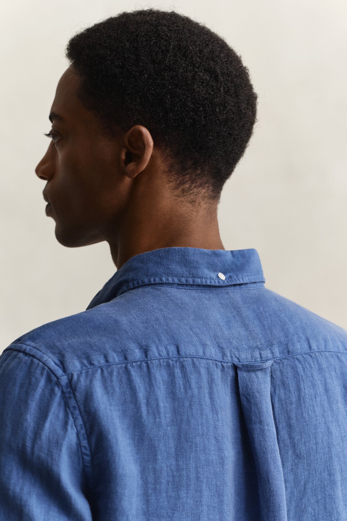 VINTAGE BLUE, REG GMNT DYED LINEN SHIRT, CLOSE-UP BY GANT AU.