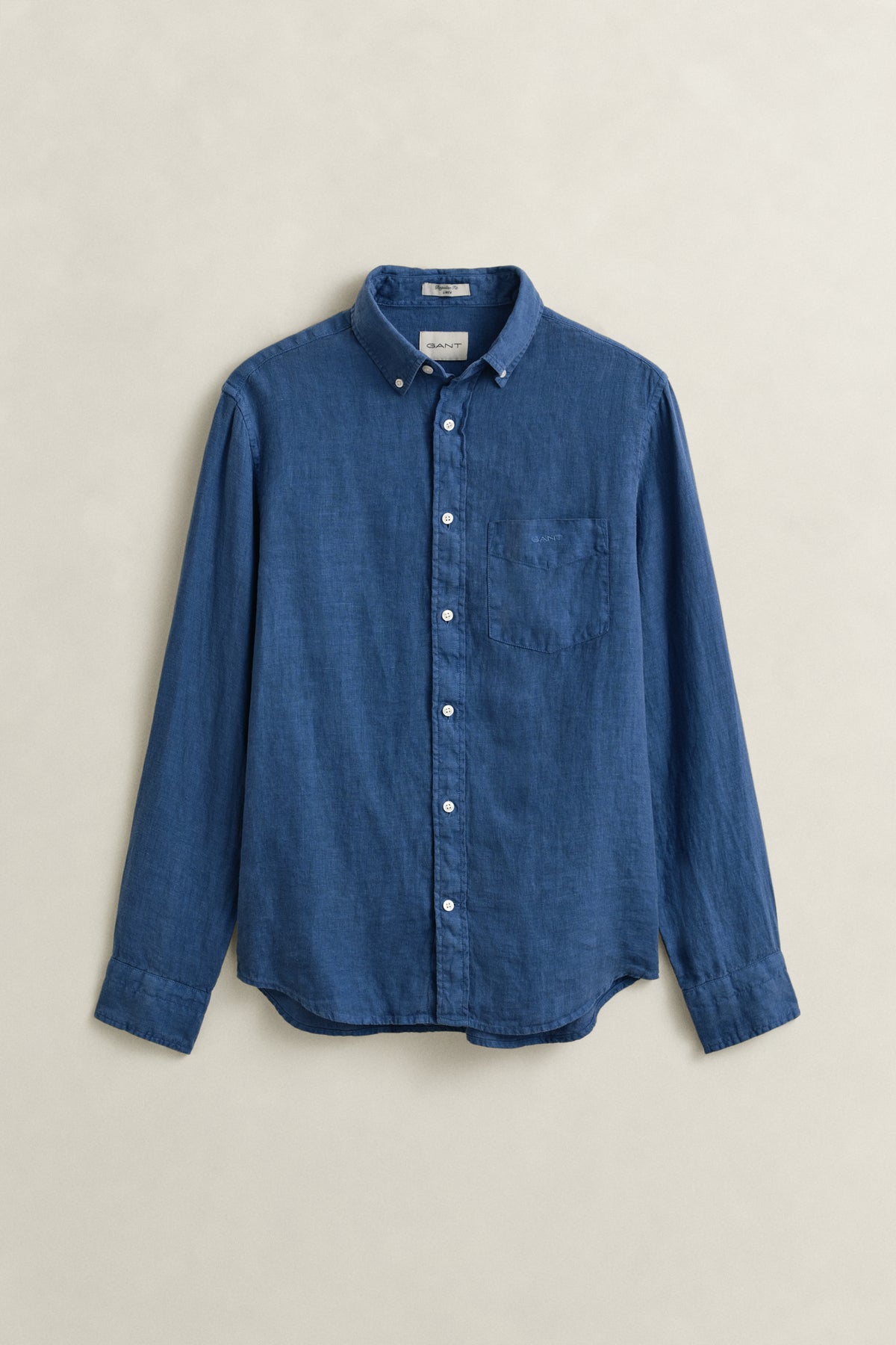 VINTAGE BLUE, REG GMNT DYED LINEN SHIRT, FLAT-LAY BY GANT AU.