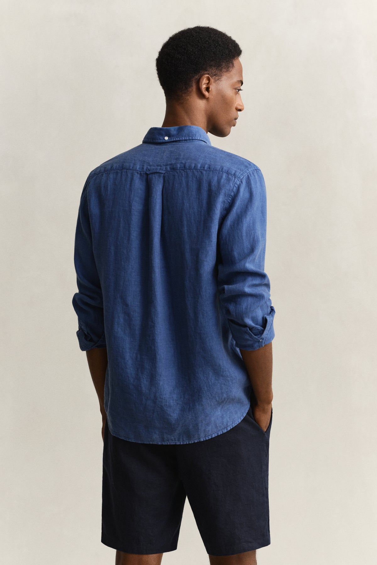 VINTAGE BLUE, REG GMNT DYED LINEN SHIRT, BACK-VIEW BY GANT AU.