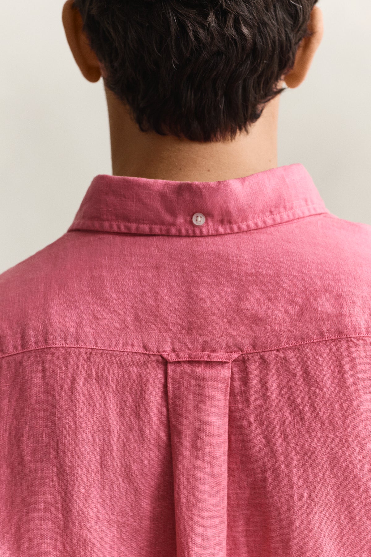 ROSE PINK, REG GMNT DYED LINEN SHIRT, CLOSE-UP BY GANT AU.