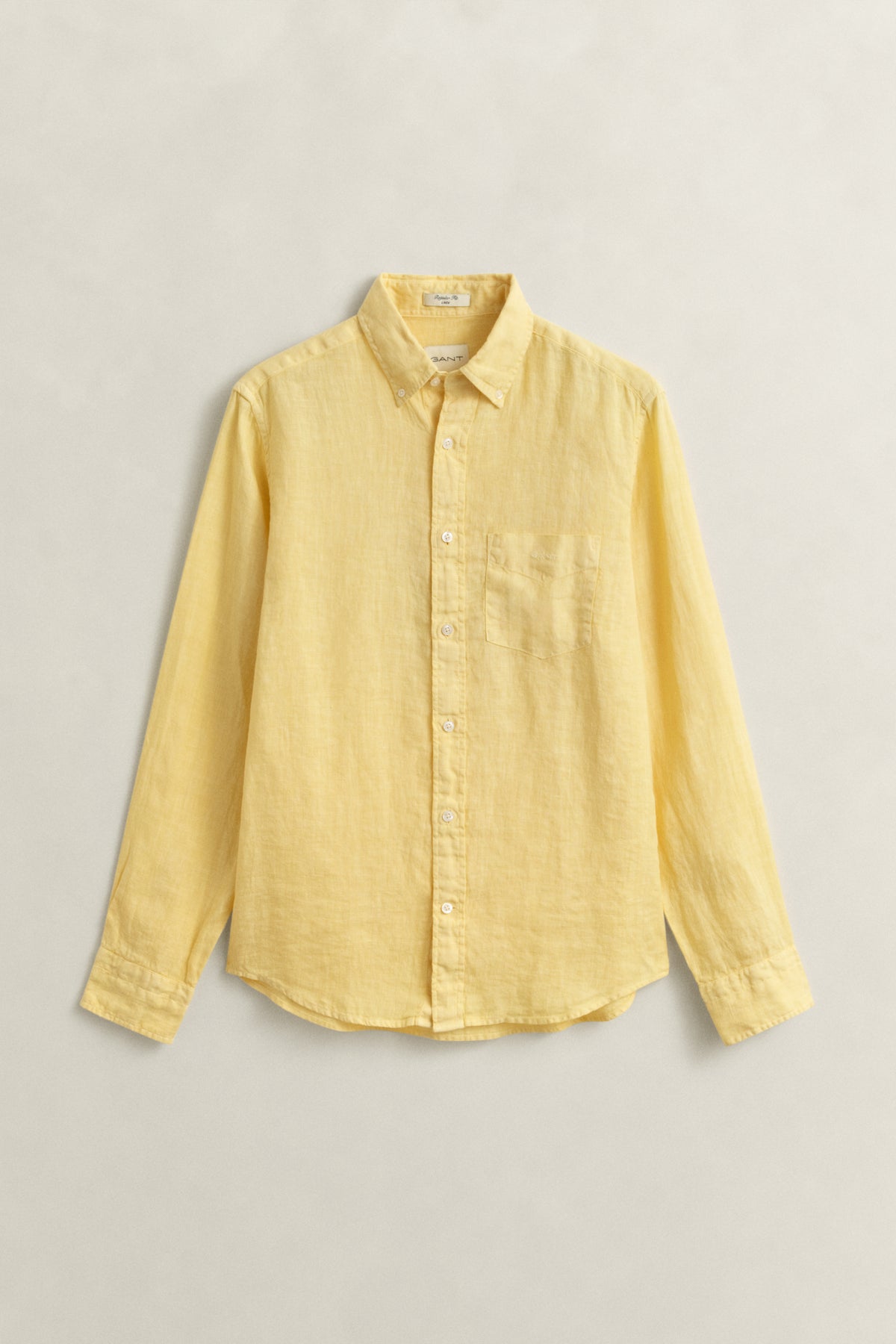 DUSTY LIGHT YELLOW, REG GMNT DYED LINEN SHIRT, FLAT-LAY BY GANT AU.