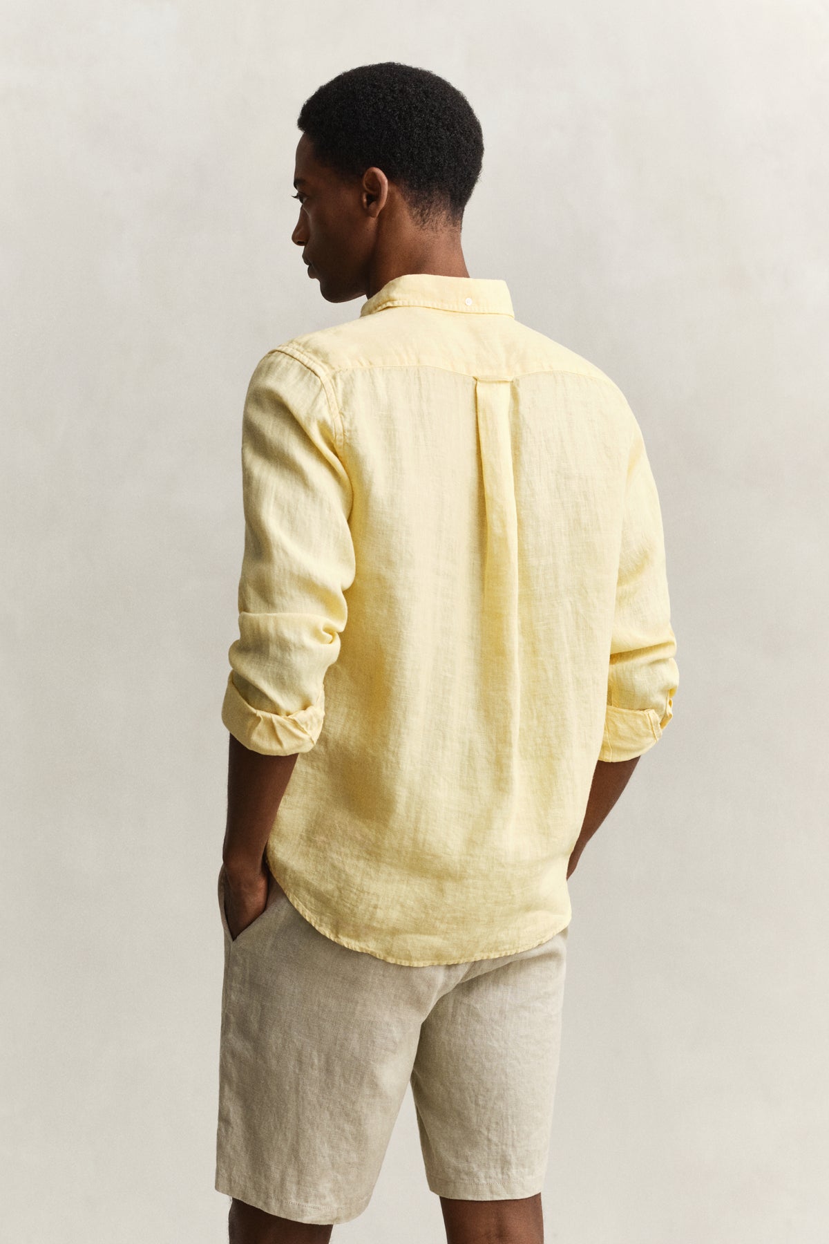 DUSTY LIGHT YELLOW, REG GMNT DYED LINEN SHIRT, BACK-VIEW BY GANT AU.