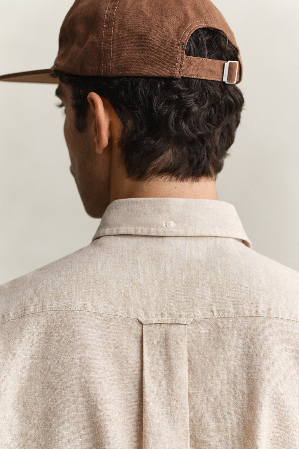 OAT BEIGE, REG COTTON LINEN SS SHIRT, CLOSE-UP BY GANT AU.