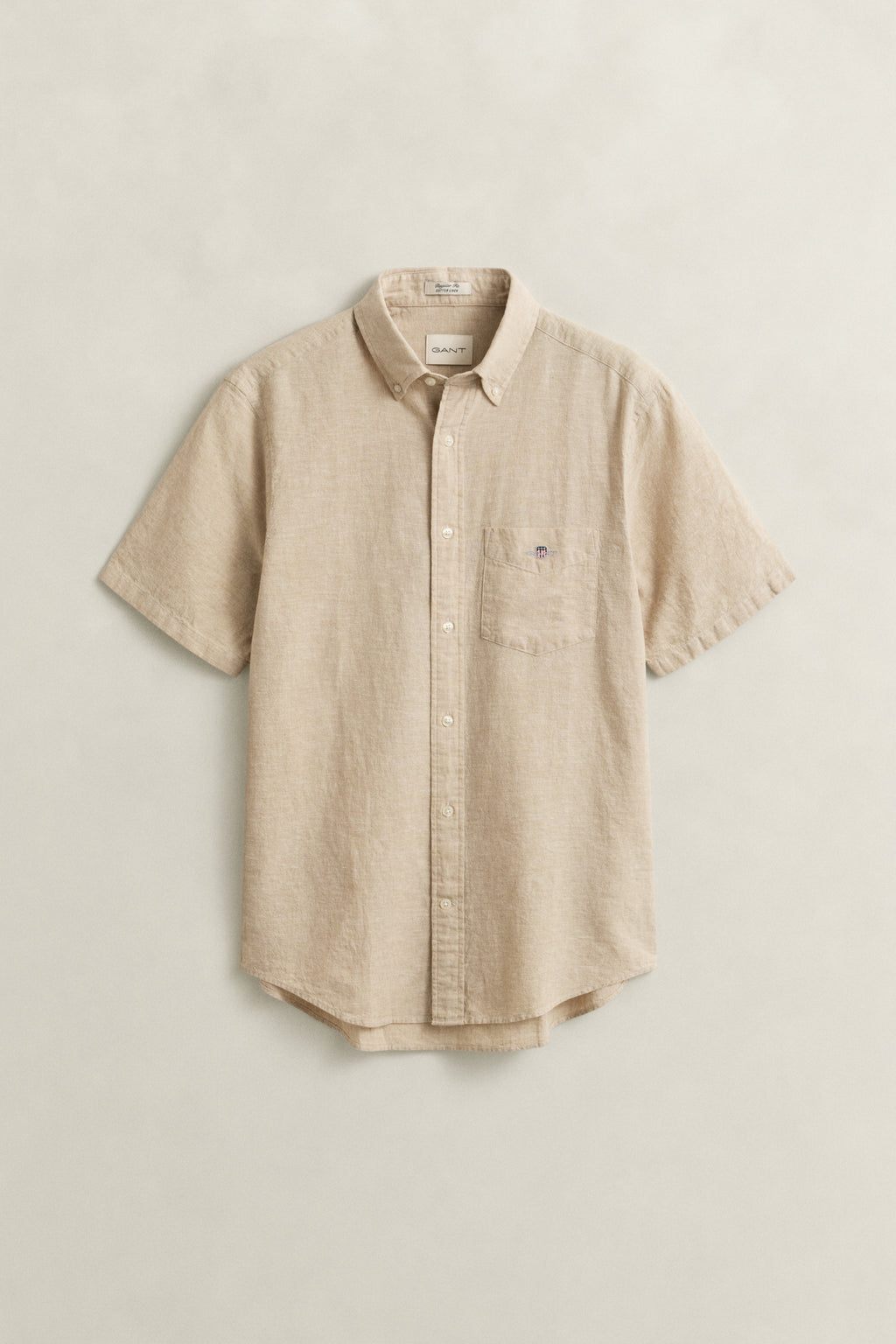 OAT BEIGE, REG COTTON LINEN SS SHIRT, FLAT-LAY BY GANT AU.