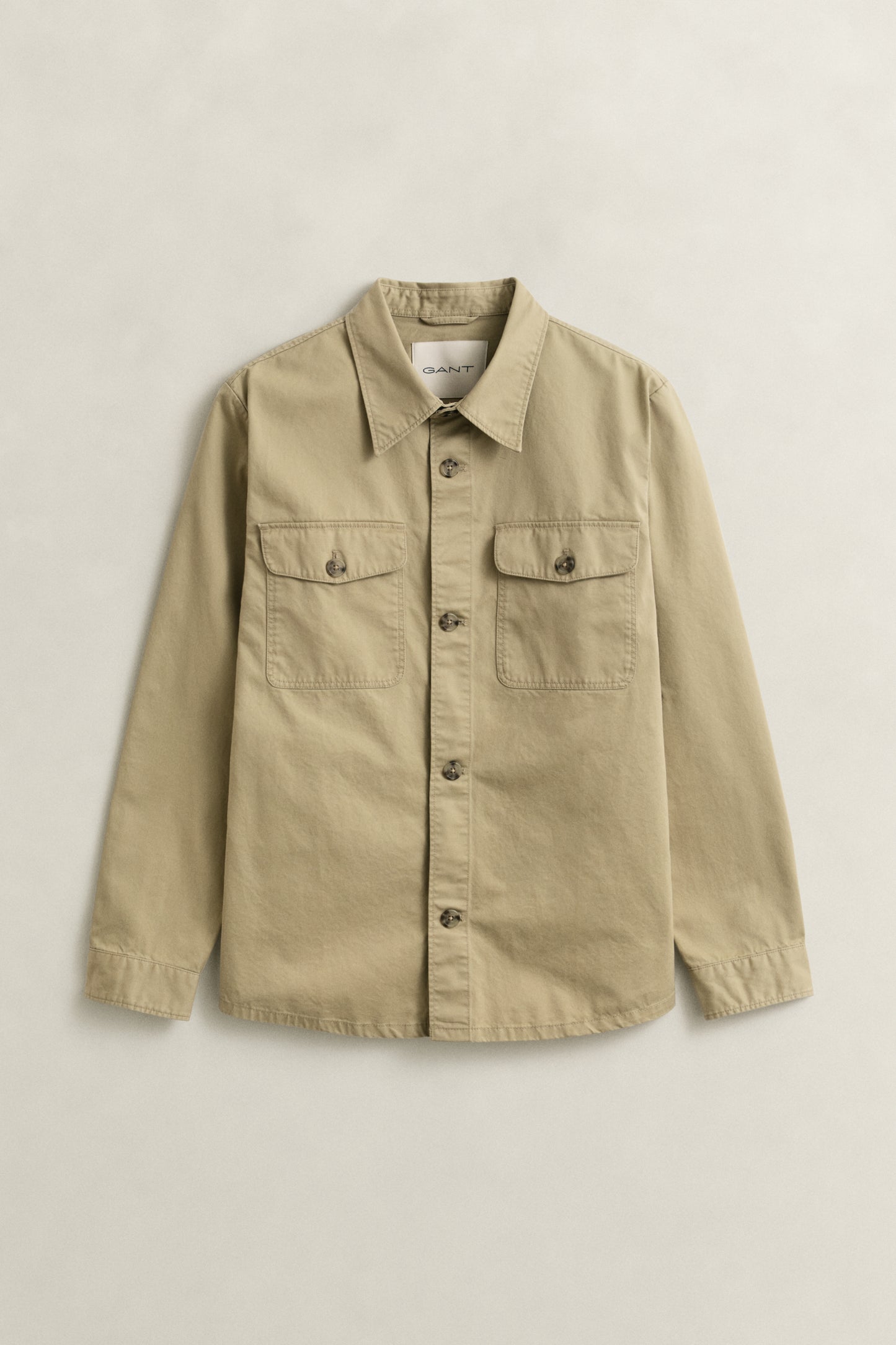 WOODY BEIGE, REG COTTON TWILL OVERSHIRT, FLAT-LAY BY GANT AU.