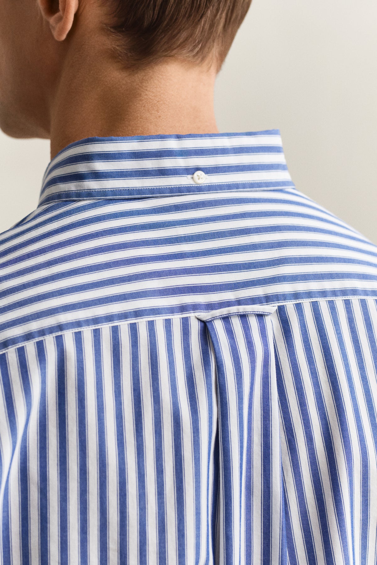 COLLEGE BLUE, REG CLASSIC POPLIN STRIPE SHIRT, CLOSE-UP BY GANT AU.