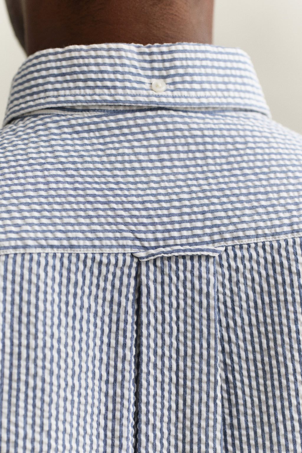 VINTAGE BLUE, REG SEERSUCKER STRIPE SHIRT, CLOSE-UP BY GANT AU.