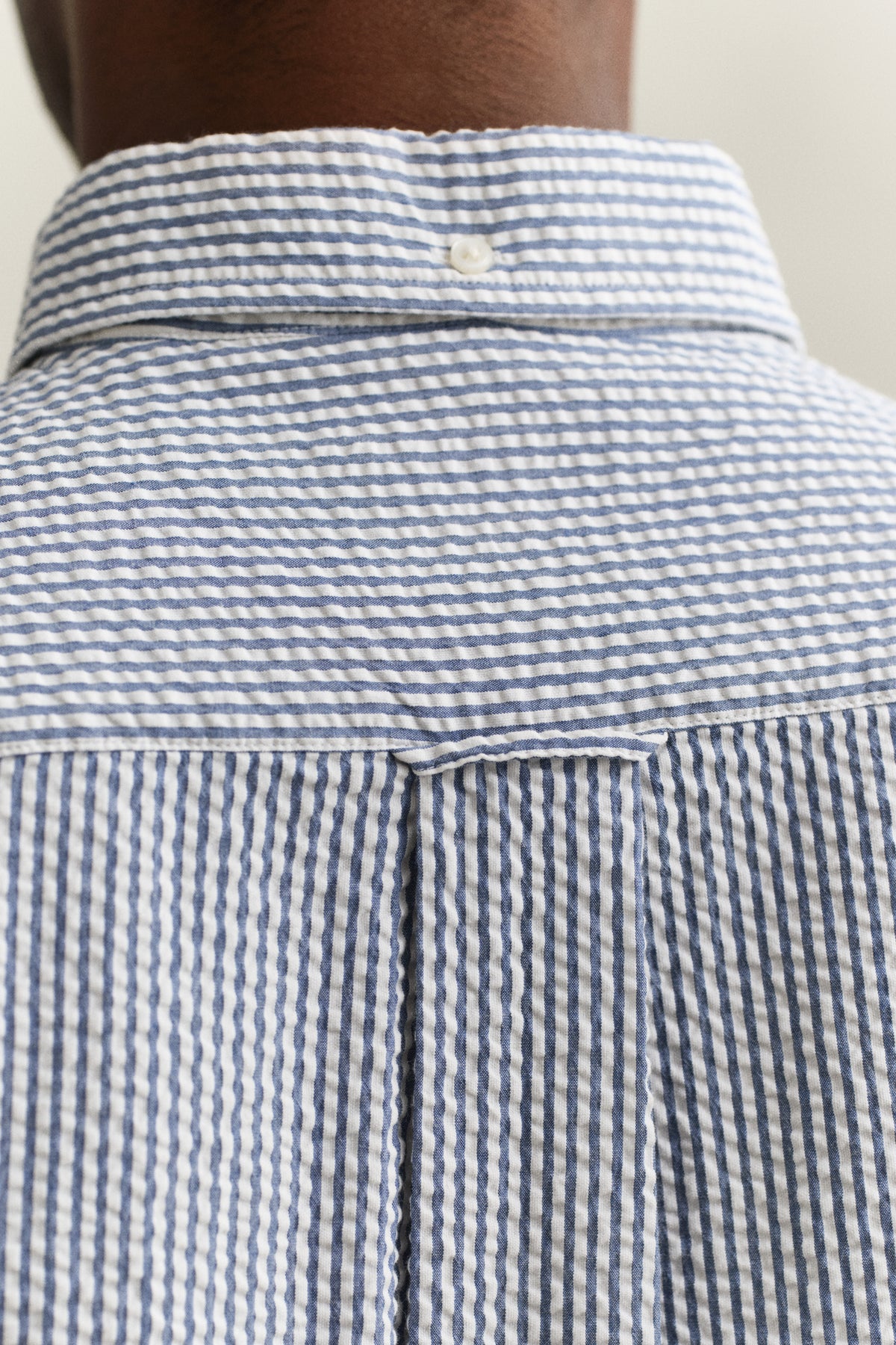 VINTAGE BLUE, REG SEERSUCKER STRIPE SHIRT, CLOSE-UP BY GANT AU.