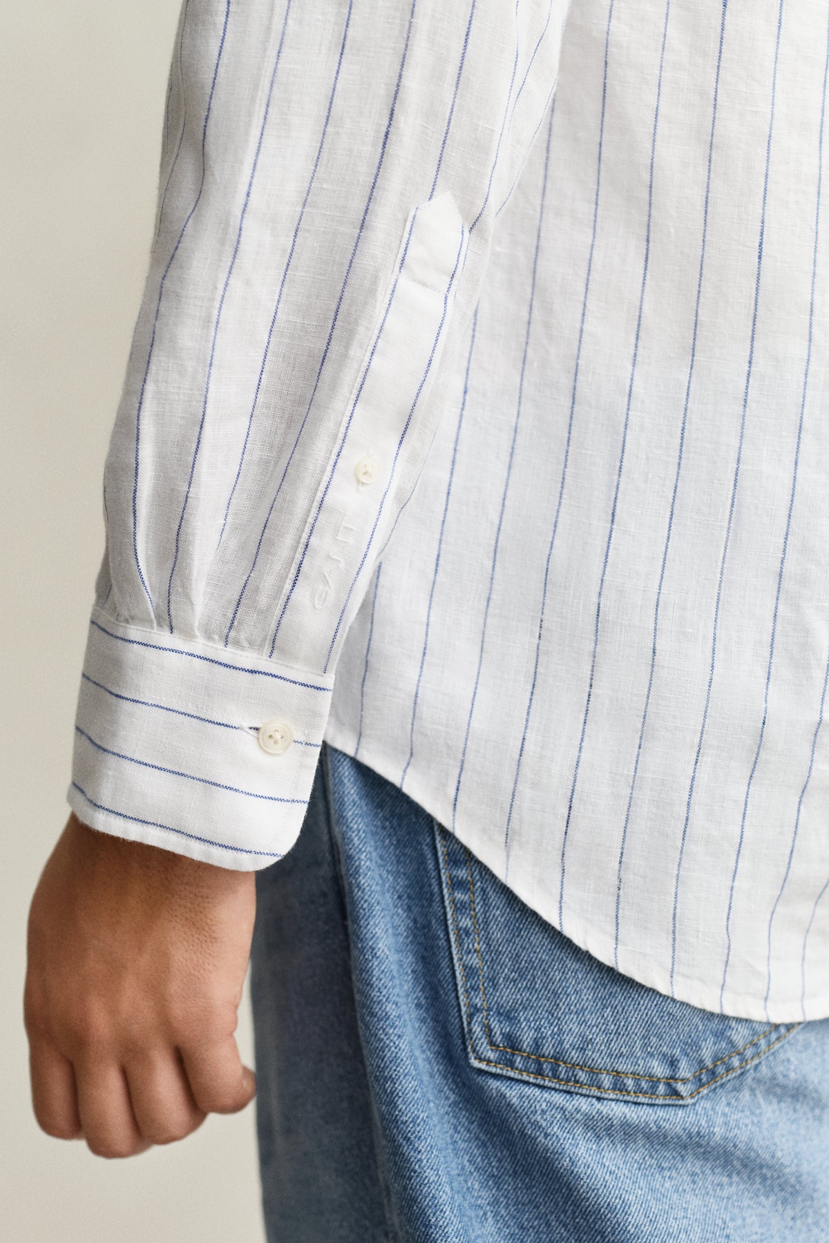 WHITE, REG LINEN STRIPE SHIRT, CLOSE-UP BY GANT AU.