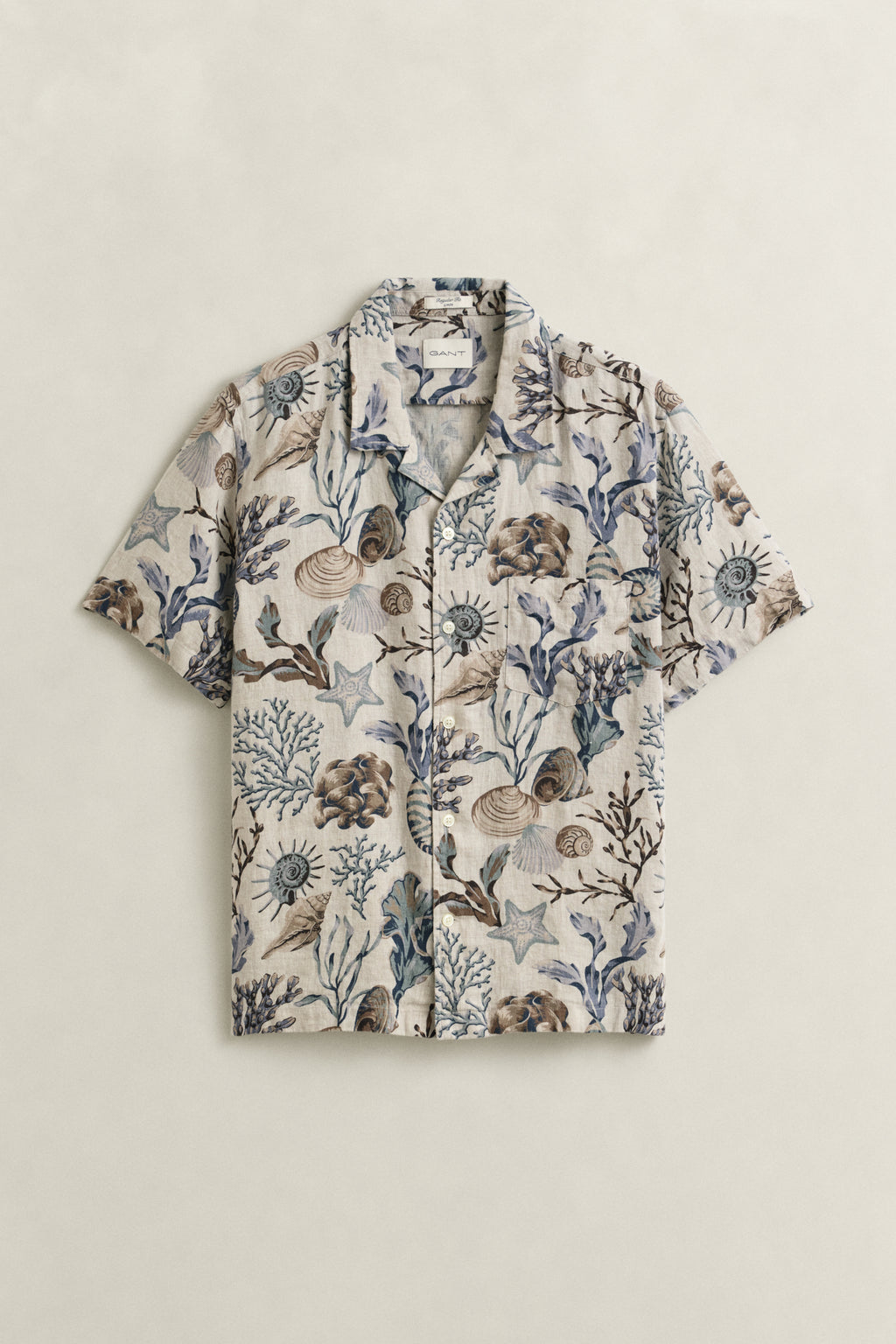 OAT BEIGE, REG AOP CAMP COLLAR SHIRT, FLAT-LAY BY GANT AU.