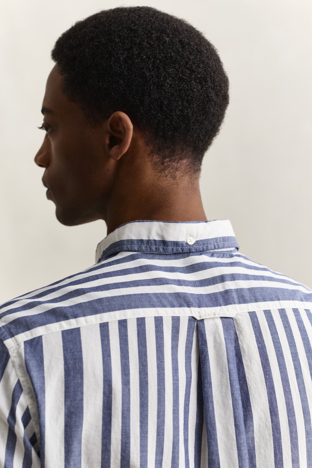 RICH NAVY, REG COTTON VOILE STRIPE SHIRT, CLOSE-UP BY GANT AU.