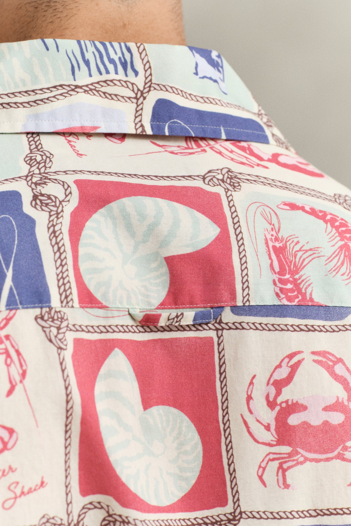 CREAMED WHITE, REL NAUTICAL PRINT SS SHIRT, CLOSE-UP BY GANT AU.