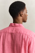 ROSE PINK, REG GMNT DYED LINEN SS CAMP SHIRT, CLOSE-UP BY GANT AU.