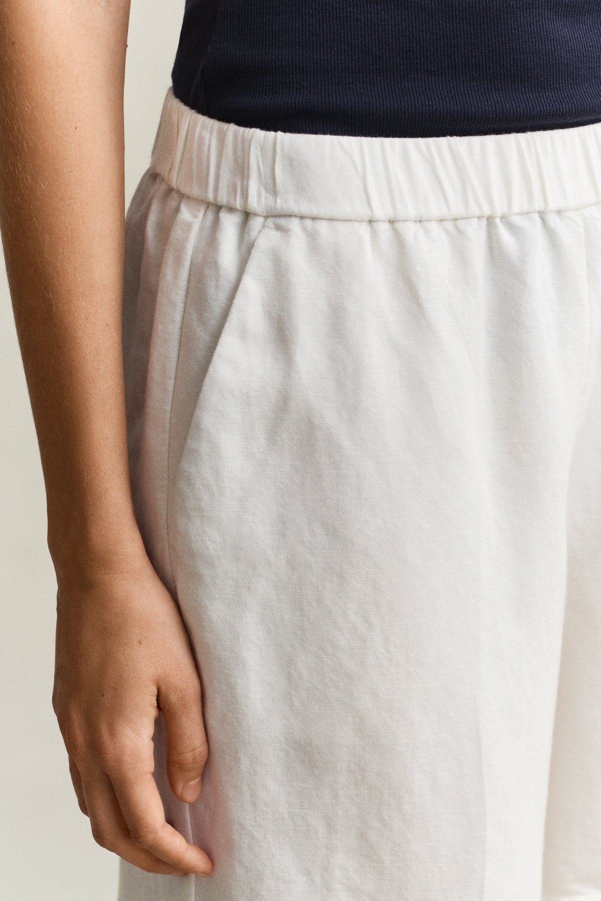 MODEL WEARING LINEN BLEND PULL ON SHORTS