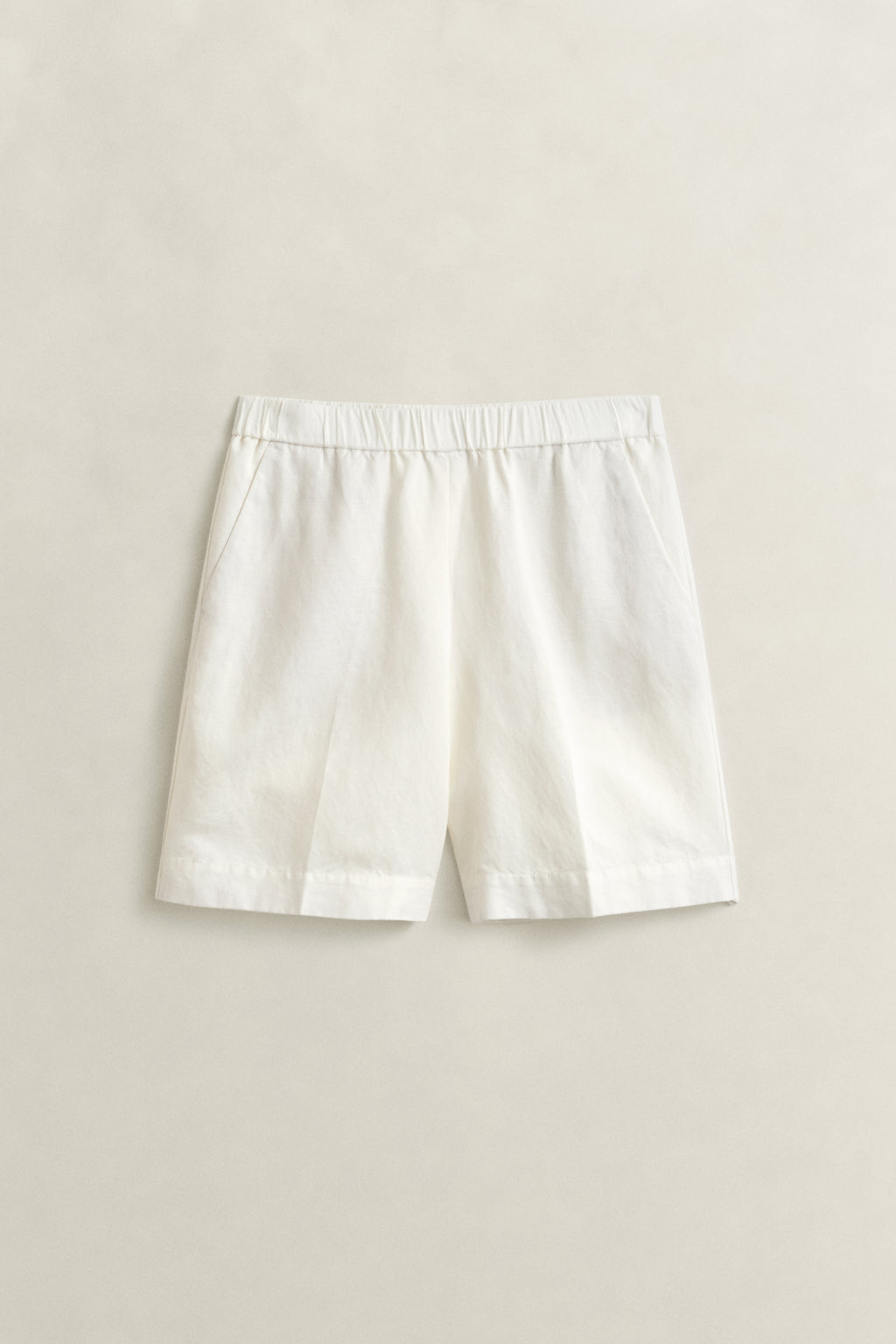 EGGSHELL, LINEN BLEND PULL ON SHORTS, FLAT-LAY BY GANT AU.