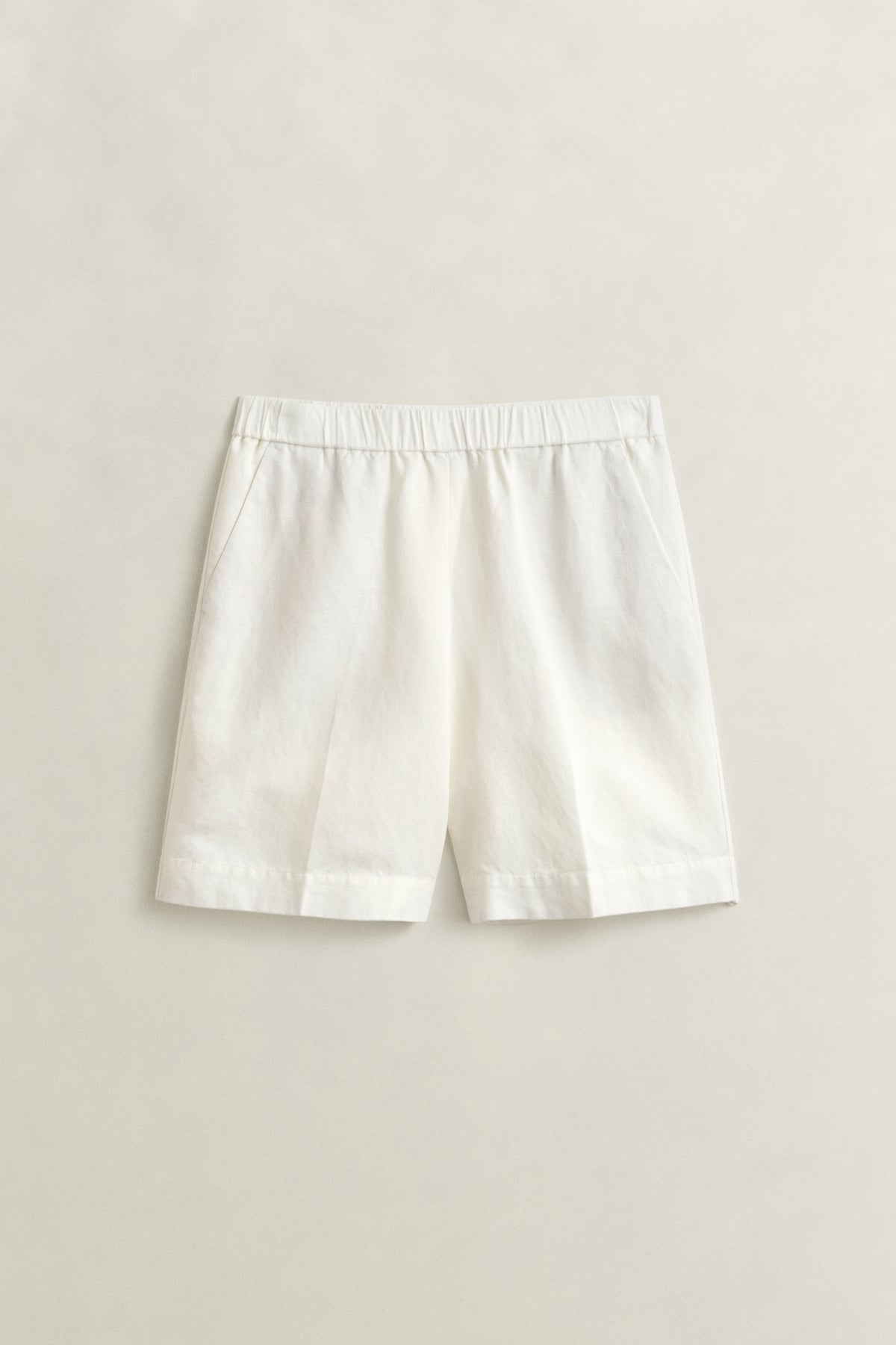 EGGSHELL, LINEN BLEND PULL ON SHORTS, FLAT-LAY BY GANT AU.