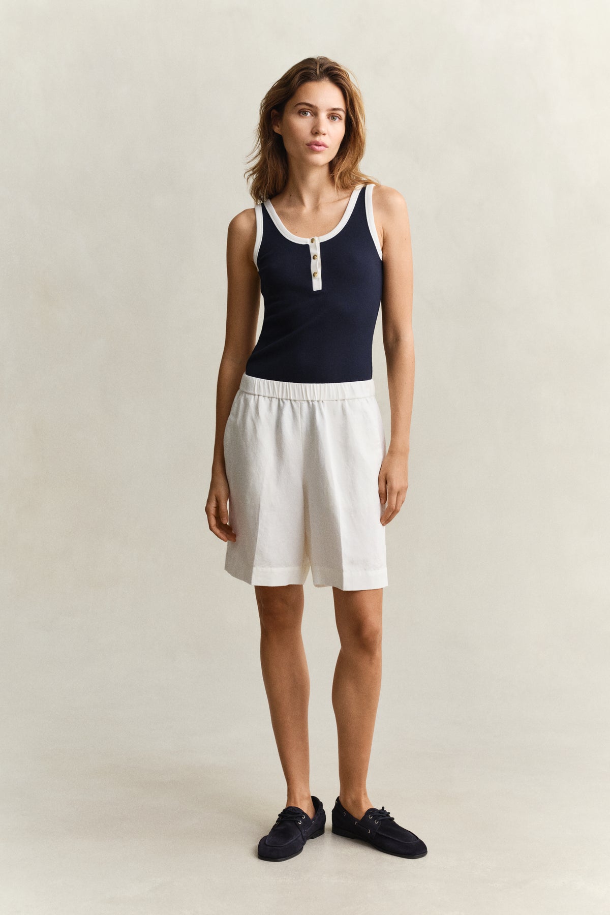 EGGSHELL, LINEN BLEND PULL ON SHORTS, FRONT-VIEW BY GANT AU.