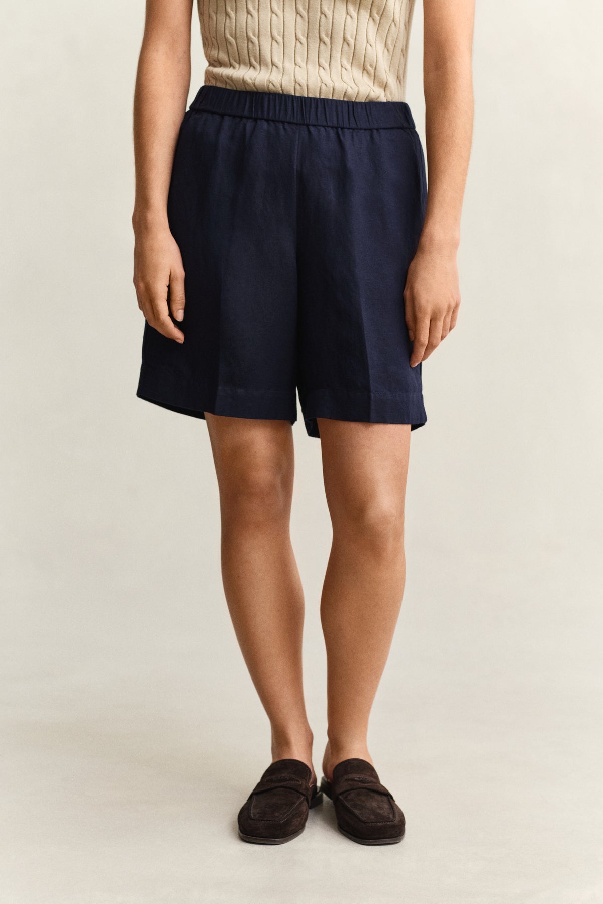 EVENING BLUE, LINEN BLEND PULL ON SHORTS, CLOSE-UP BY GANT AU.