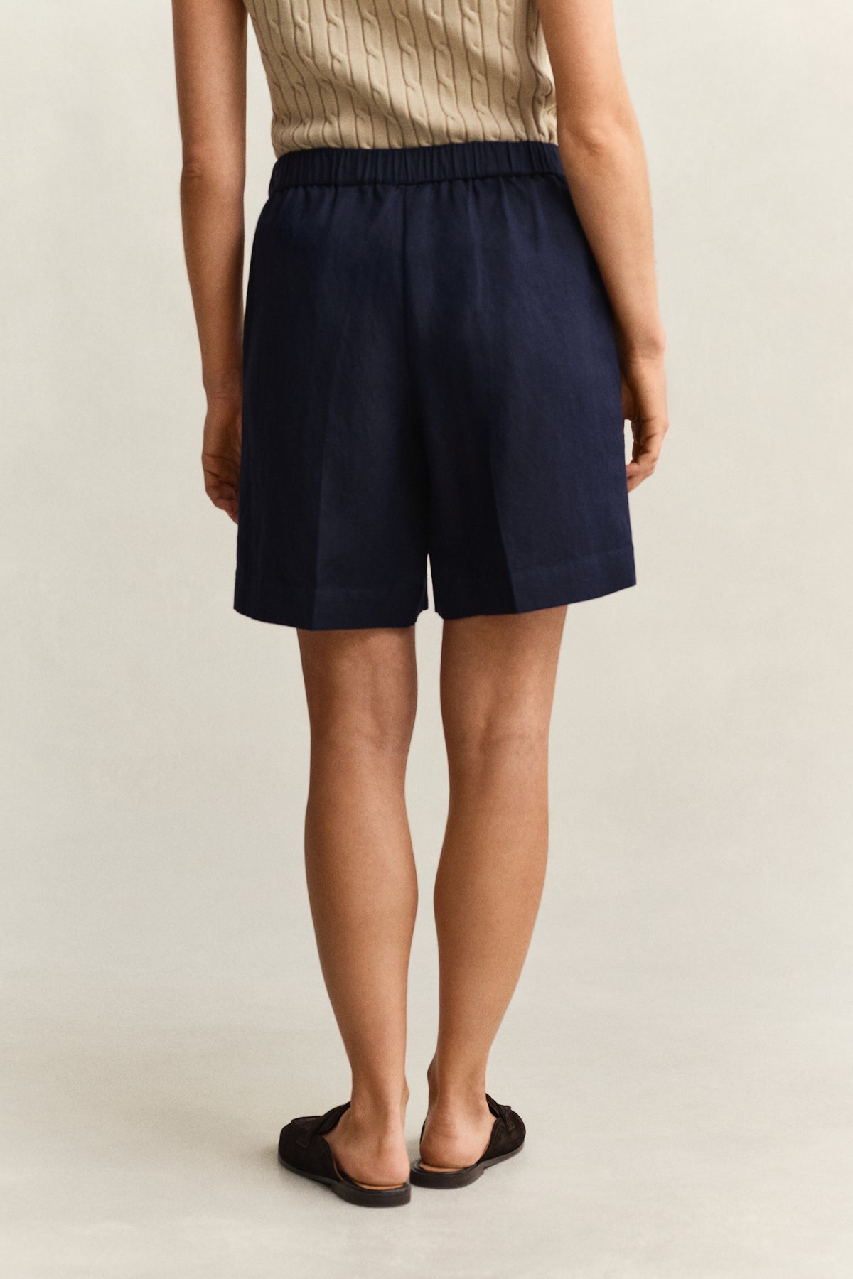 EVENING BLUE, LINEN BLEND PULL ON SHORTS, BACK-VIEW BY GANT AU.