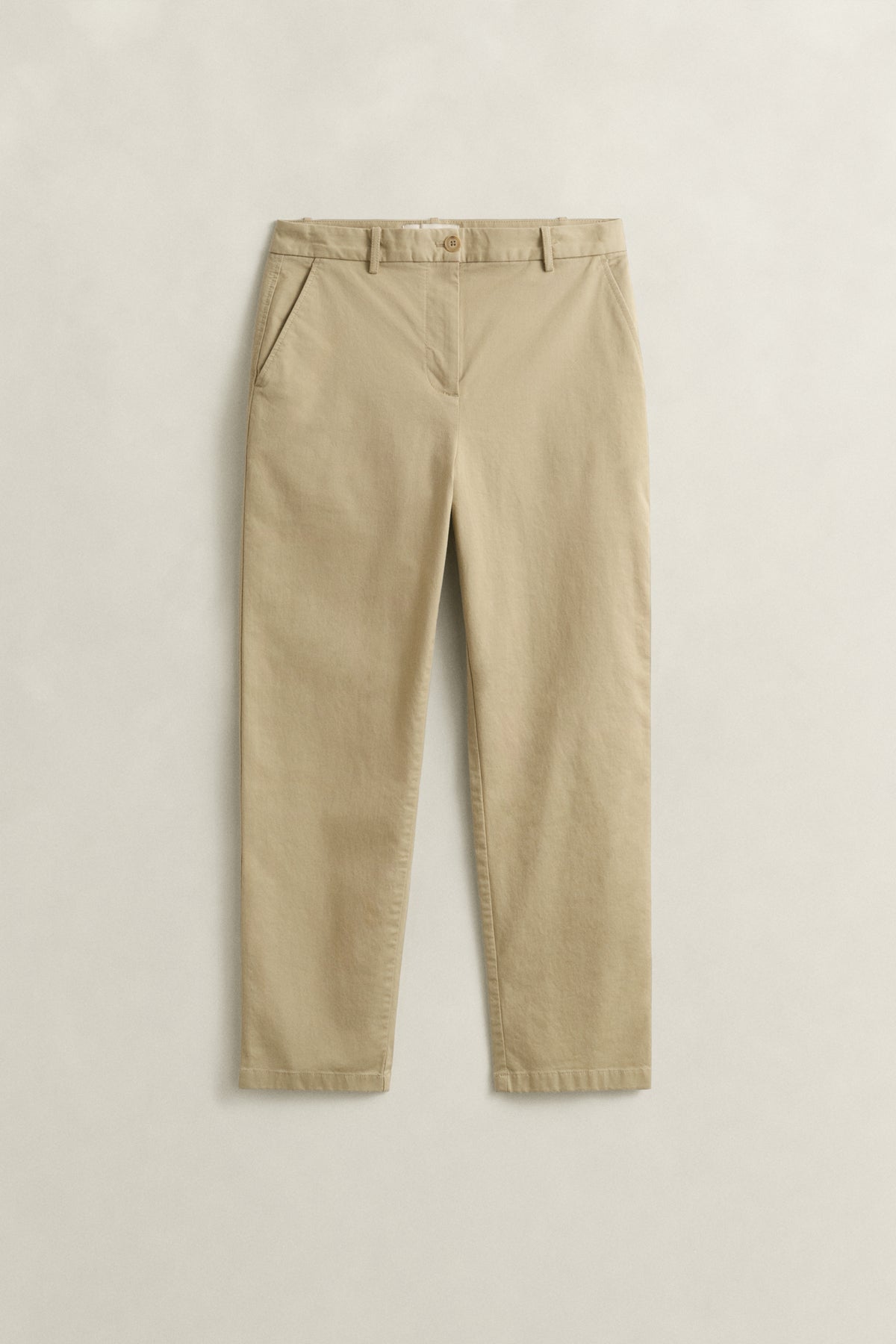 OAT BEIGE, Classic Slim Chinos, FLAT-LAY BY GANT AU.