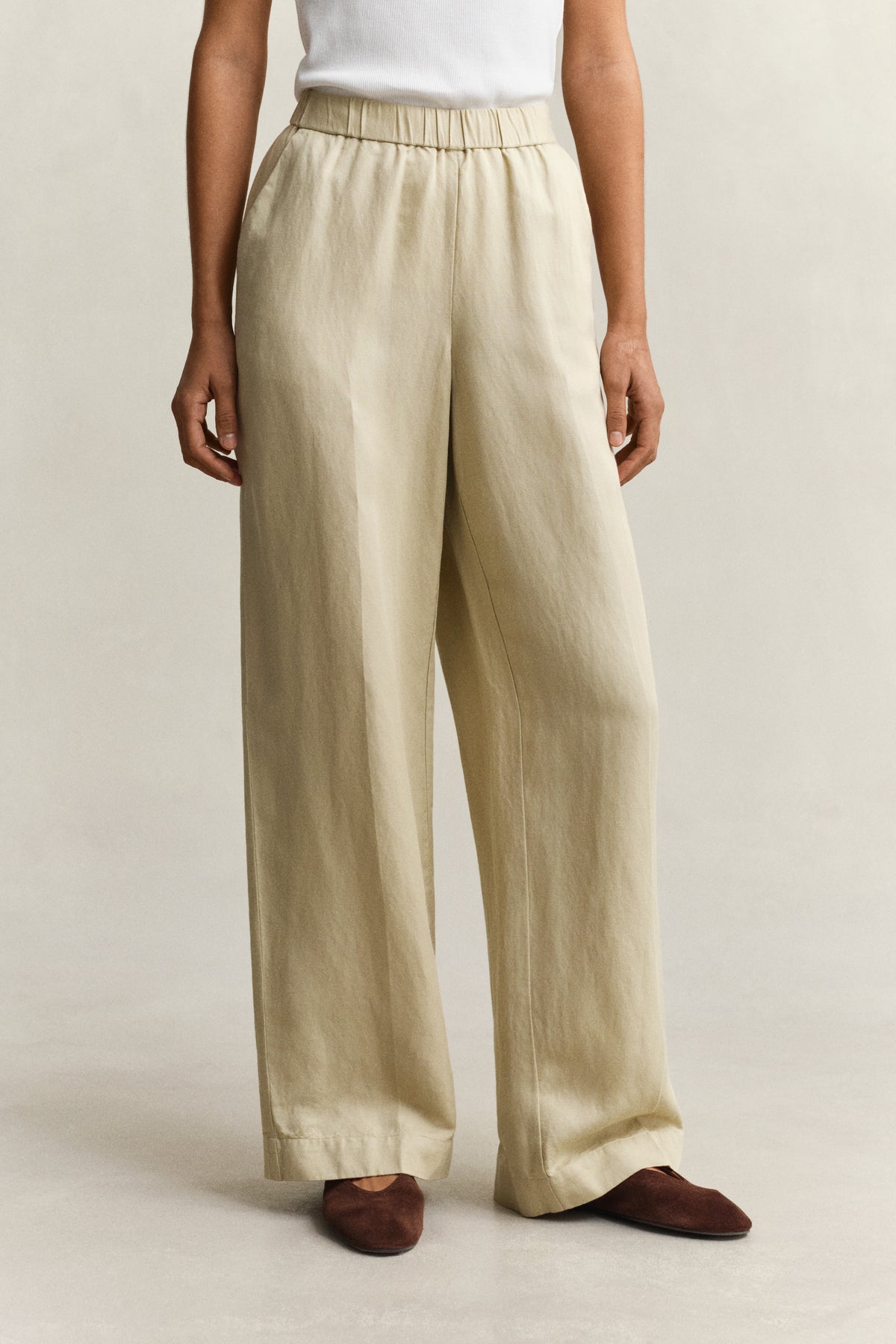 OAT BEIGE, LINEN BLEND PULL ON PANTS, CLOSE-UP BY GANT AU.